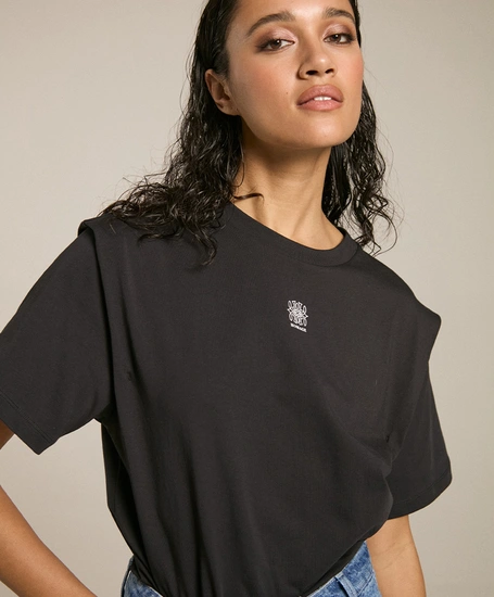 HOMAGE T-shirt Shoulder Detail