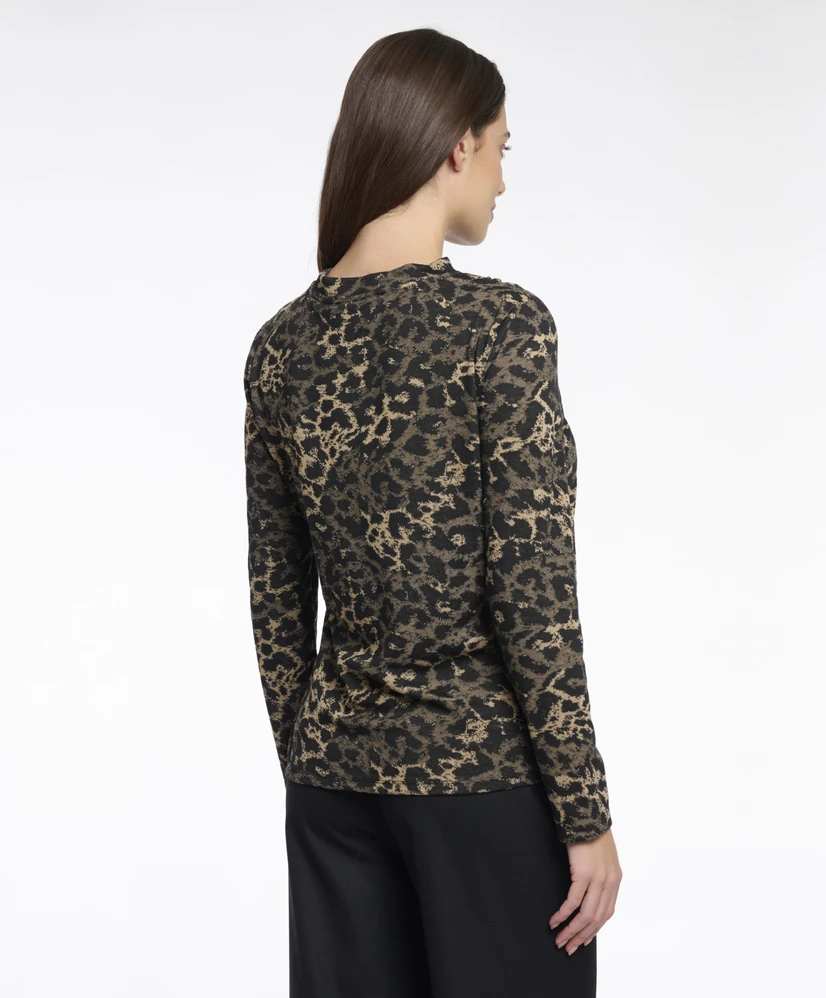 Long sleeve top with gathering at shoulder