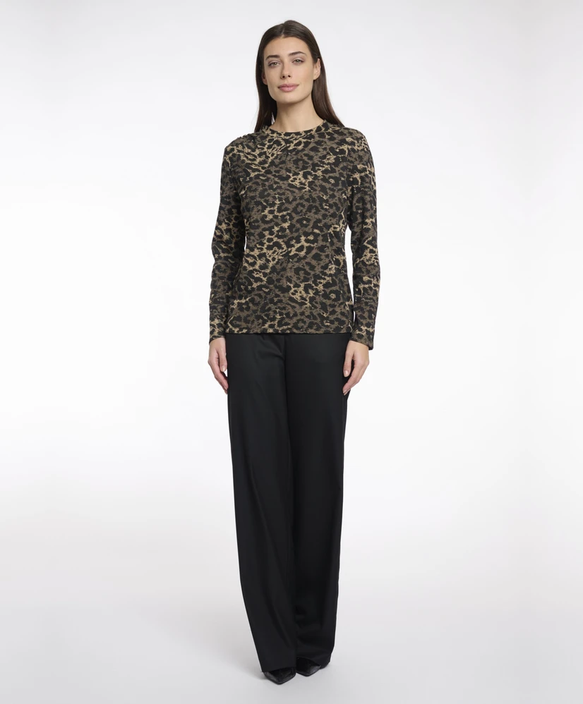 Long sleeve top with gathering at shoulder
