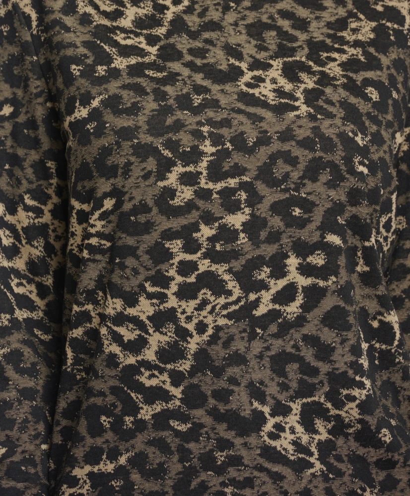Long sleeve top with gathering at shoulder